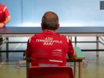 A pochi metri da ogni campo da gioco � posizionato un tavolino con il segnapunti attentamente aggiornato da uno dei giocatori momentaneamente a riposo
